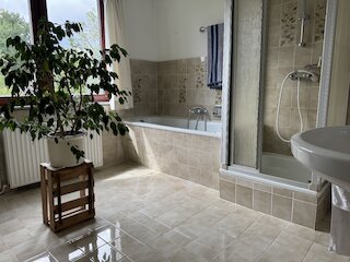 Familienbad mit Dusche und Wanne