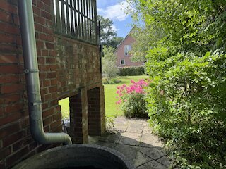 Wasserspeicher seitlich vom Haus