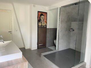 riesige Dusche, Betonoptik
