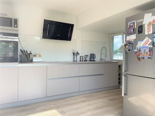Wohnküche mit angrenzendem Balkon, Einbauküche, graue Fronten, hochwertig