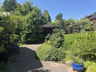 Mit Gartenhaus und Schuppen