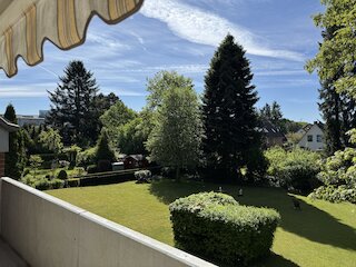 Blick von dem großen Balkon mit Markise
